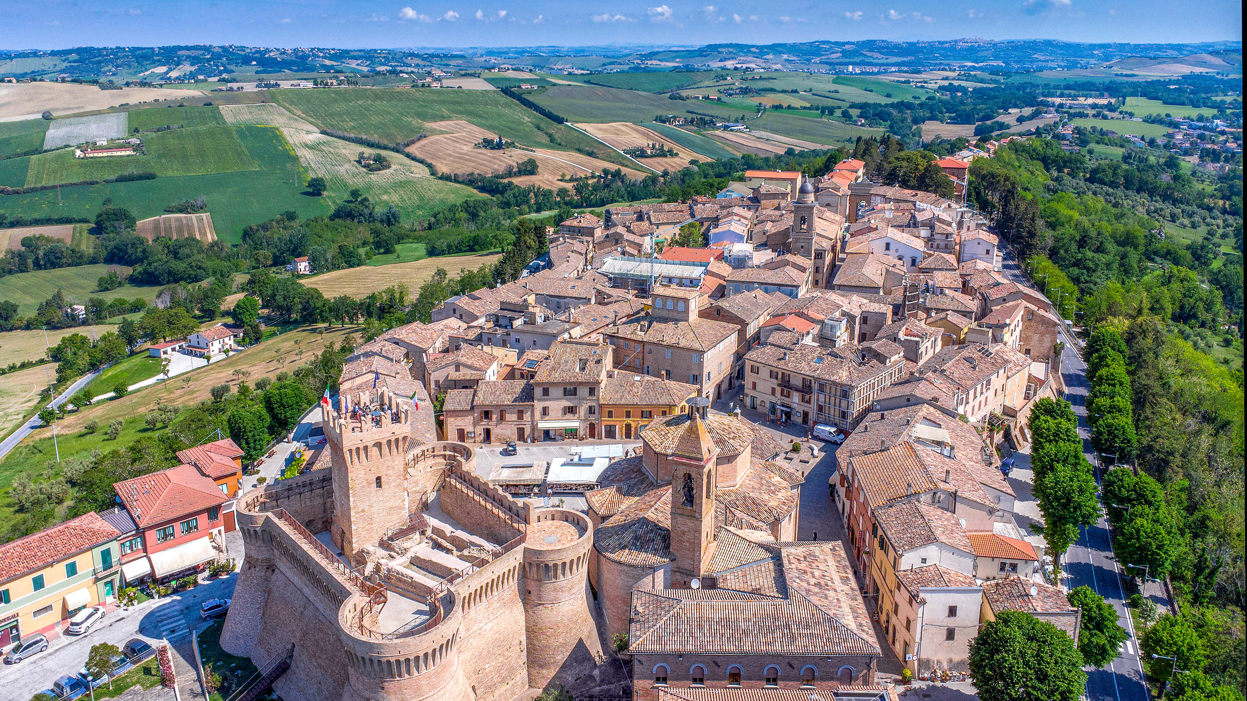 Panoramica centro storico di Urbisaglia dall'alto